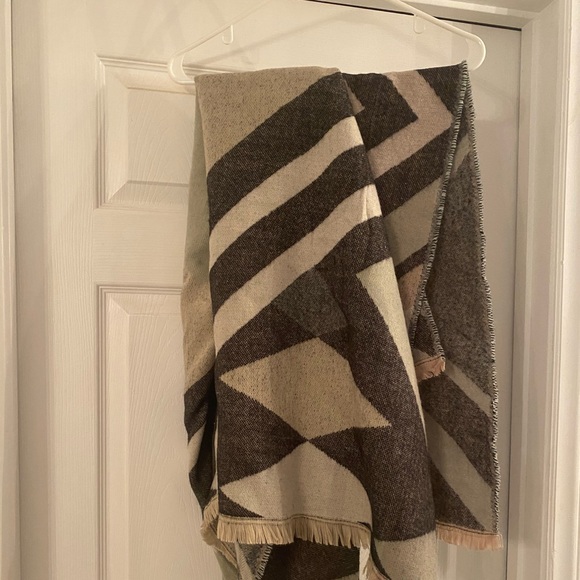 Beautiful wrap - Picture 1 of 2